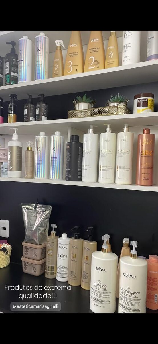 Estante do salão com produtos profissionais de cuidado capilar, como shampoos, condicionadores e tratamentos